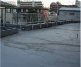 上階は屋上となっている。ルーフドレイン廻りの防水剥離、バルコニー手摺廻りの腐食を確認。
