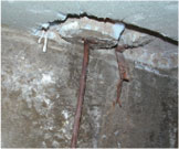 天井スラブと梁躯体の取り合い部から注入材の噴出を確認。