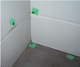 ②防水端末シール部・③立上り壁と床ノンスリップシートの取り合いシール部で検知。